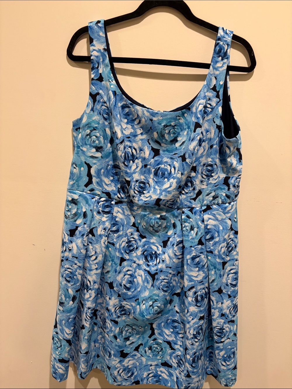 Blue Floral Scoop Neck Mini Dress with Fitted Waist